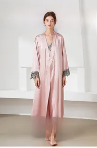 Ensemble de détente rose en satin de soie avec dentelle grise sur les manches et le col