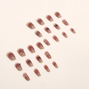Kurze Coffin-Nägel zum Aufkleben mit Herz-Karo-Blush-Design und Strass-Verzierung
