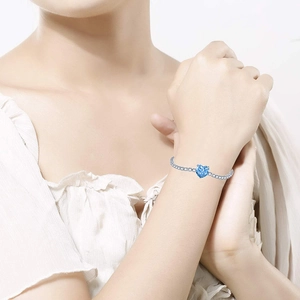 Élégant bracelet saphir bleu en forme de cœur avec chaîne en argent porté au poignet