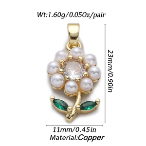 Détail du pendentif fleur avec zircon et perles montrant les dimensions 23mm de hauteur et 11mm