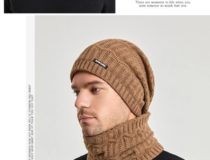 Detailansicht der braunen Grobstrickstruktur von Wintermütze und Schal Set für Herren