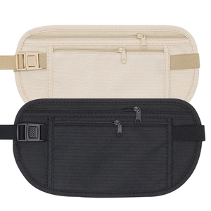 Vue à plat de sacs banane de course beige et noir avec doubles poches zippées