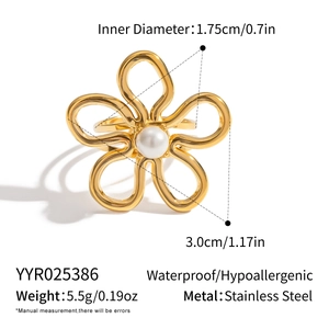 Vue détaillée de la bague fleur en acier inoxydable doré avec perle et dimensions