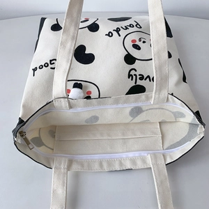 Detailansicht der Panda-Stofftasche mit Reißverschluss und interner Handytasche