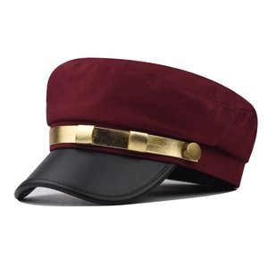 Détail de la casquette marin bordeaux avec liseré doré et visière en cuir noir
