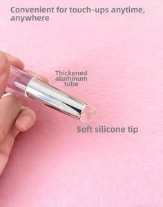 Detail of a portable silicone makeup brush with thickened aluminum tube and elastic head