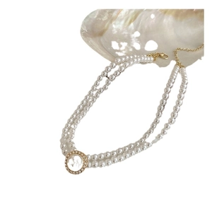 Élégant collier double épaisseur en perles baroques avec pendentif rond serti de diamants