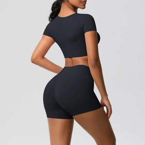 Seitenansicht vom schwarzen Kurzarm-Yoga-Crop-Top und passenden High-Waist-Shorts