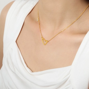 Collana minimalista con pendente a cuore dorato e zircone su elegante catena a O per donna