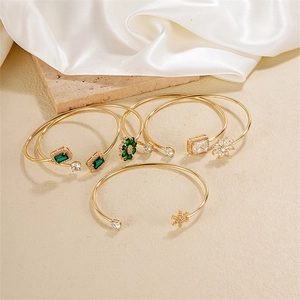 Goldenes Gänseblümchen Armreif Set mit grünen Edelsteinen und Zirkonia Schneeflocken