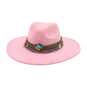 Primo piano di cappello jazz rosa con fascia etnica di perline e turchese
