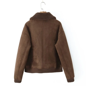 Vue arrière d'un blouson en daim marron avec col en peau de mouton retournée