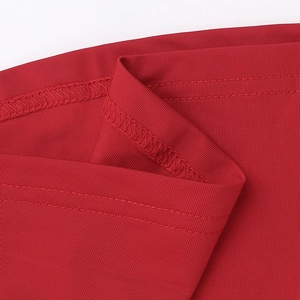 Gros plan sur un tissu en satin rouge côtelé avec double surpiqûre de haute qualité