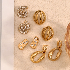 Detailed set of 18K gold plated stainless steel earrings with pearls and crystal accents