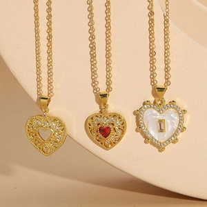 Minimalistische Goldketten mit Herzanhängern, Zirkon, rotem Edelstein und Muscheleinlagen