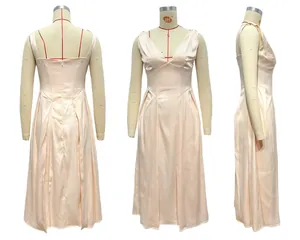 Vues multiples d'une robe longue satinée couleur champagne avec col en V et taille ajustée
