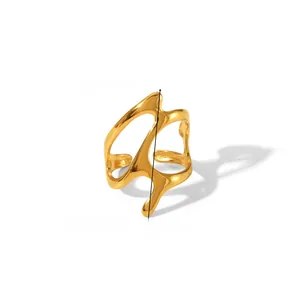 Detailansicht des unregelmäßigen Lavarings in Gold mit 28,8 mm Höhe und 2,6 g Gewicht