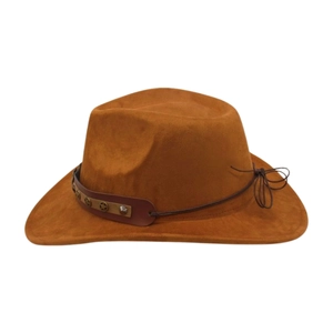 Détail d'un chapeau de cowboy en daim avec clous en étoile et nœud décoratif en cuir