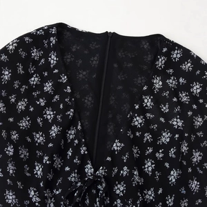 Schwarzes Kleid mit floralem Print, V-Ausschnitt, Bindedetail und verdecktem Reißverschluss