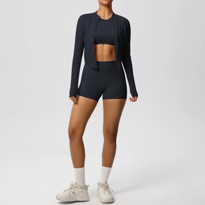 Completo sportivo nero 3 pezzi con giacca a zip, reggiseno e pantaloncini yoga