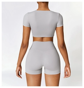 Rückansicht eines grauen Yoga-Crop-Tops und eng anliegender Sport-Shorts mit hoher Taille
