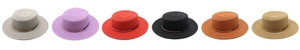 Cappelli di paglia a cima piatta in vari colori con dettaglio in metallo dorato