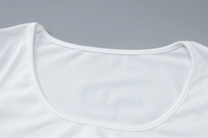 Gros plan du col rond et des détails de couture sur une robe ajustée blanche