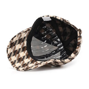 Détail de l'étiquette interne d'une casquette pied-de-poule en 100% polyester