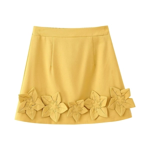 Jupe trapèze jaune chic avec décorations florales 3D sur fond blanc épuré