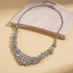 Détail du collier plastron étincelant avec cristaux géométriques en forme de V argentés
