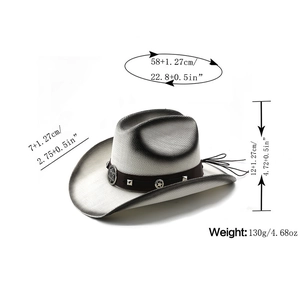 Détail d'un chapeau de cowboy en paille avec ceinture en cuir et badge en métal