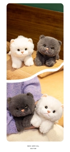 Detalle de gatos de peluche con pelaje suave y gatitos azules y blancos realistas