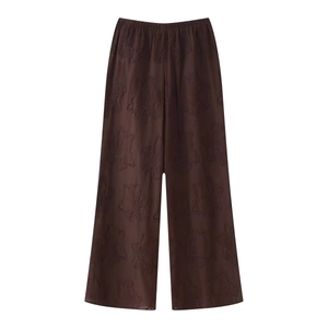 Gros plan détaillé du pantalon large marron avec broderie florale 3D complexe
