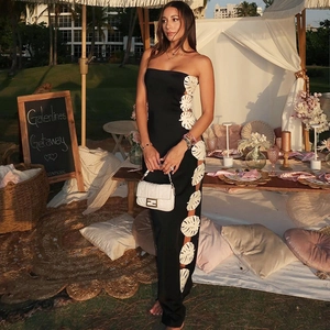 Elegante costume da bagno a fascia nero con ritagli a foglia di palma bianchi laterali