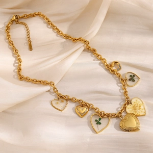 Collana in acciaio placcato oro 18K con pendenti a cuore su seta color beige