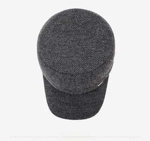 Vista dall'alto della trama del tessuto twill grigio scuro e del design del cappello