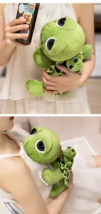 Set di peluche tartaruga marina verde mamma e bambino tenuto da una modella