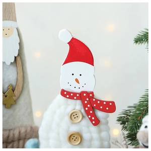 Détail d'un bonhomme de neige en feutre avec corps tricoté rouge et accents en bois de Noël