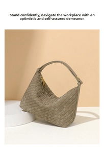 Detailweergave van de geweven suède hobo-tas met een gouden ritstrekker in een warme studio