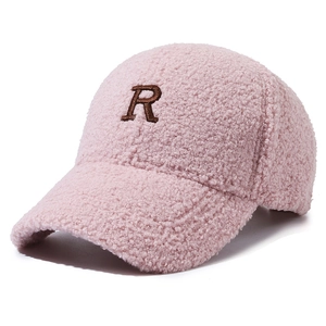 Casquette en polaire rose avec broderie de la lettre R marron vue sous un angle de 45°