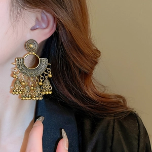 Detail von Vintage Bronze Jhumka Ohrringen mit ethnischer Fächerform und kleinen Glocken