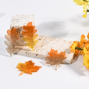 Détail de pendentifs en résine feuille d'érable avec dégradé chaud orange et jaune