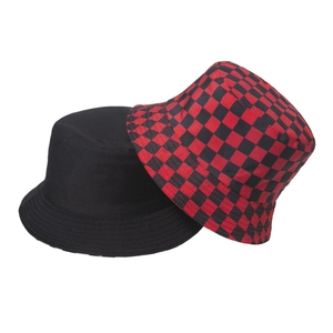 Détail de bobs empilés en coton noir et à carreaux rouges et noirs avec bords surpiqués