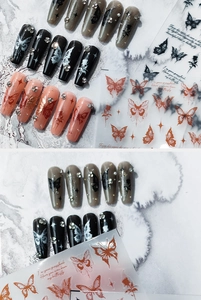 Vue macro des autocollants 5D papillon pour ongles avec strass et motifs stellaires