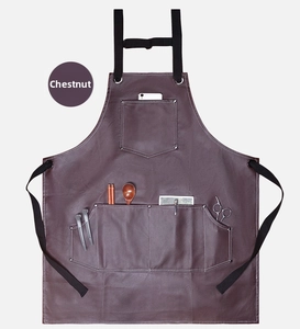 Dettaglio grembiule in pelle PU castagna con materiale impermeabile e tasche porta attrezzi