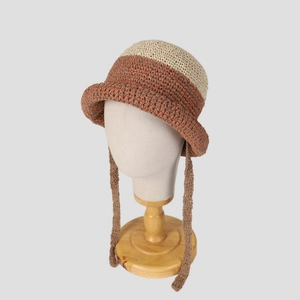 Sombrero de pescador de ganchillo bicolor hecho a mano con cintas para el verano