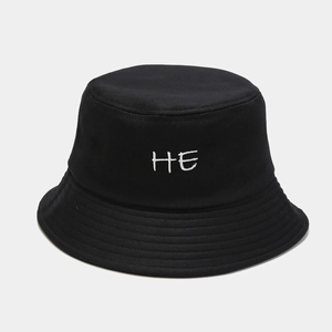 Détail de la broderie HE blanche sur un chapeau bob en coton noir au fini toile mate