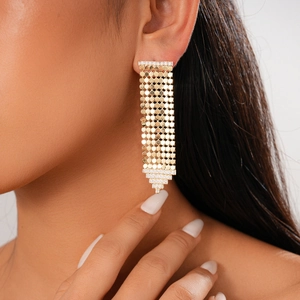 Vue détaillée de boucles d'oreilles 18K plaquées or avec maille zircone sur mannequin