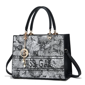 Borsa tote ricamata a fiori elegante con manici in pelle nera e ciondolo a stella