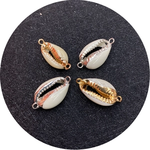 Set di quattro connettori in conchiglia naturale con bordi placcati oro e argento per gioielli